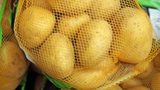 Symbolbild: Kartoffeln verpackt im Netz zum Verkauf bereit.(Quelle: imago/Gottfried Czepluch)