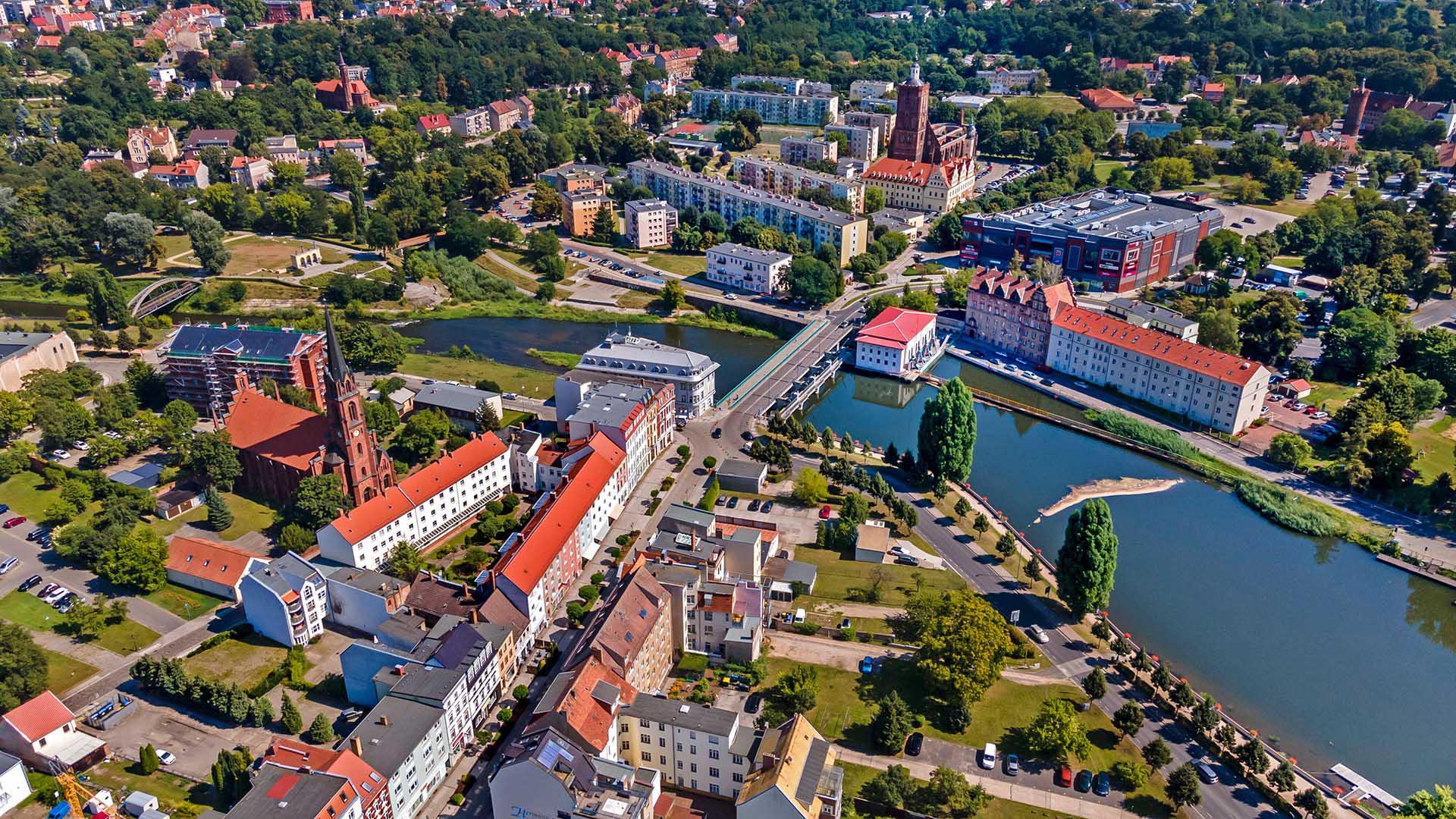 Archivbild:Luftaufnahme vom neuen Stadtzentrum von Guben/Gubin am 13.08.2021.(Quelle:imago images/R.Weisflog)
