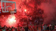 Fans von Olympiakos Piräus zünden im Finale der griechischen Basketball-Liga gegen Panathinaikos Athen bengalische Feuer (imago images/ANE Edition)