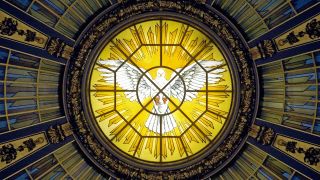 Symbolbild:Darstellung einer Pfingsttaube in der Kuppel des Berliner Doms.(Quelle:imago images/epd)