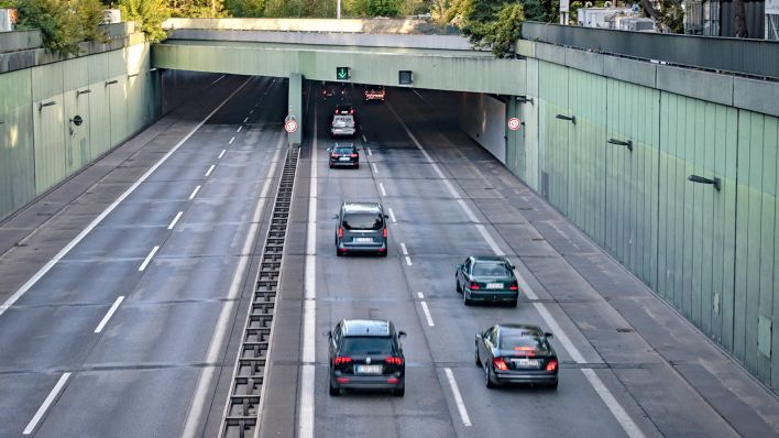 Berlin: Zwei Autos stoßen im Tunnel auf A111 zusammen - zwei Verletzte