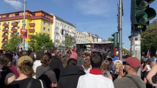 1. Mai-Demo am Südstern: Die Menschen stehen vor der Bühne bei der Kundgebung.(Quelle: rbb/Hasan Gökkaya)