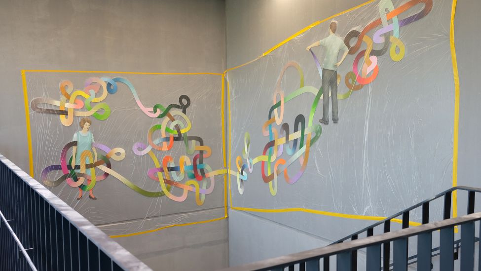 Anna Ingerfurth erarbeitet im Januar 2024 in der Stuttgarter Wagenhalle ihr Wandgemälde, dass als „Kunst am Bau“ in der Grundschule am Blockdammweg in Berlin-Karlshorst montiert werden wird. (Quelle: rbb24/Caroline Winkler)