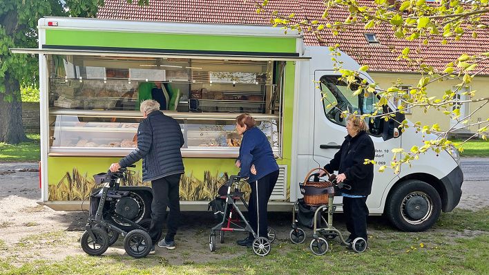 Bäckereiauto der Landbäckerei Schwarz in Nuthe-Urstromtal, wenn Verkäuferin Christina Kern anreist, wartet bereits die Kundschaft. (Quelle: rbb/Marie-Therese Harasim)