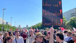 "Löhne rauf! Miete runter! Umverteilen!" steht auf einem Plakat auf der Demonstration des Deutschen Gewerkschaftsbundes (DGB) am 1. Mai 2024 in Berlin. (Quelle: rbb/Simon Wenzel)