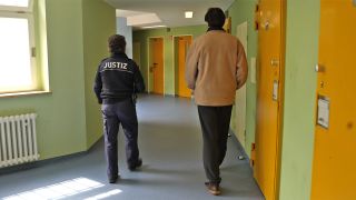 Justizvollzugsbeamter Ersen Baskin und ein Inhaftierter in der Jugendstrafanstalt Berlin-Plötzensee. (Quelle: rbb24/Naomi Donath)