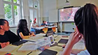 Die Schülerinnen der Marie-Elisabeth-Lüders-Oberschule in Berlin schauen sich ein Video an (Quelle: rbb)