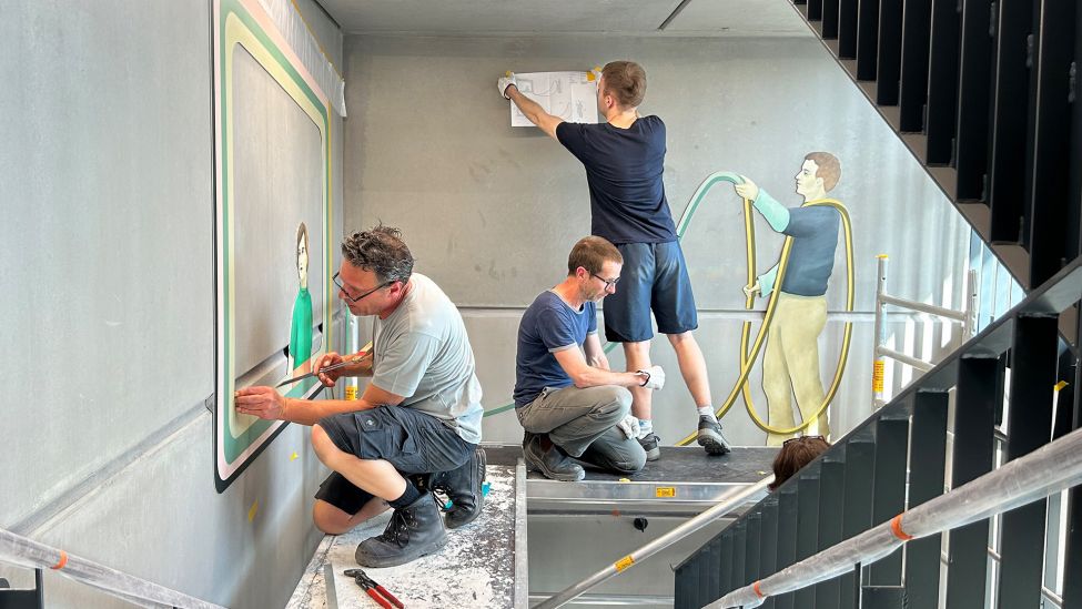 Montage eines Wandgemäldes des „Kunst am Bau“ Projekts von Anna Ingerfurth in der Grundschule am Blockdammweg in Lichtenberg am 30.04.2024. (Quelle: rbb24/Caroline Winkler)