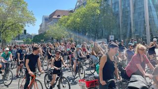 Eine Fahrrad-Demonstration ist am 01.05.2024 als Zubringer zur "MyGruni" Demonstration neben dem Kaufhaus des Westens in Berlin unterwegs. (Quelle: rbb/Simon Wenzel)
