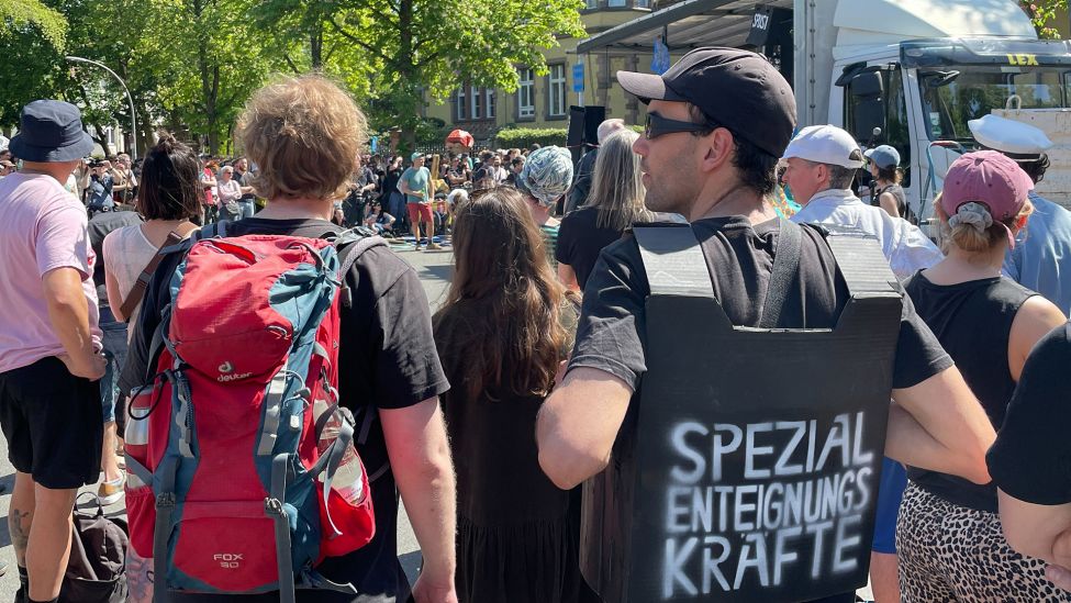 "Grunewald umverteilen" fordern Teilnehmende am 01.05.2024 bei der Satire-Aktion "MyGruni" in Berlin-Grunewald. (Quelle: rbb/Simon Wenzel)