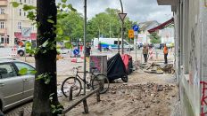 Wegen eines Wasserrohrbruchs in Berlin-Neukölln ist am 28.05.2024 ein Teil der Sonnenallee gesperrt worden. (Quelle: rbb24/Janek Alva Kronsteiner)