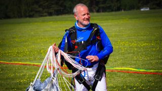 Fallschirmsprung-Lehrer Axel Bachert nach der Landung. (Quelle: privat)