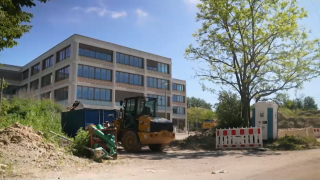 Es ist eine Baustelle auf einem Schulgelände in Hellersdorf berlin zu sehen.