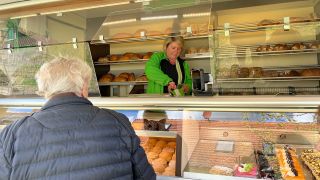 Bäckereiauto der Landbäckerei Schwarz in Nuthe-Urstromtal; Verkäuferin Christina Kern. (Quelle: rbb/Marie-Therese Harasim)