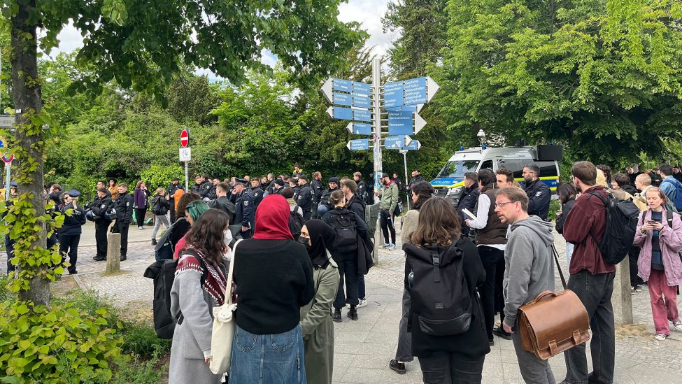 Demonstrierende und Polizei auf dem Campus-Gelände der FU Berlin. (Quelle: rbb)