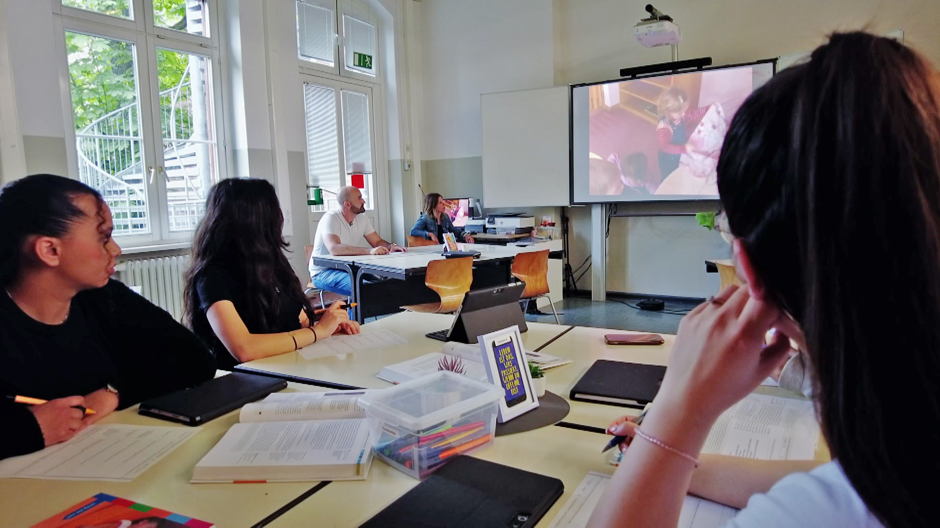 Die Schülerinnen der Marie-Elisabeth-Lüders-Oberschule in Berlin schauen sich ein Video an (Quelle:rbb)