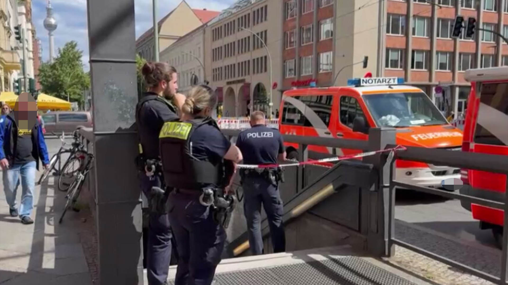 Polizeieinsatz nach einem tötlichen Unfall am S-Bahnhof Oranienburger Tor in Berlin Mitte. (Quelle: rbb)