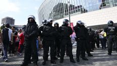 Polizei-Aufgebot vor der Arena am Ostbahnhof in Berlin (Quelle: picture alliance / Anadolu | Halil Sagirkaya)