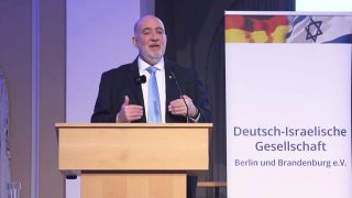 Ron Prosor (M), Botschafter von Israel in Deutschland. (Quelle: rbb)