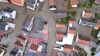 Teile von Reichertshofen sind am 02.06.2024 vom Wasser überflutet. (Luftaufnahme mit einer Drohne). (Quelle: Picture Alliance/Sven Hoppe)