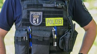 Symbolbild:Berliner Polizist mit schusssicherer Weste und Ausrüstung.(Quelle:picture alliance/Fotostand/Reuhl)