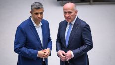 Raed Saleh (SPD) und Kai Wegner (r, CDU), Regierender Bürgermeister von Berlin, unterhalten sich am 16.11.2023 im Berliner Abgeordnetenhaus. (Quelle: dpa-Bildfunk/Bernd von Jutrczenka)