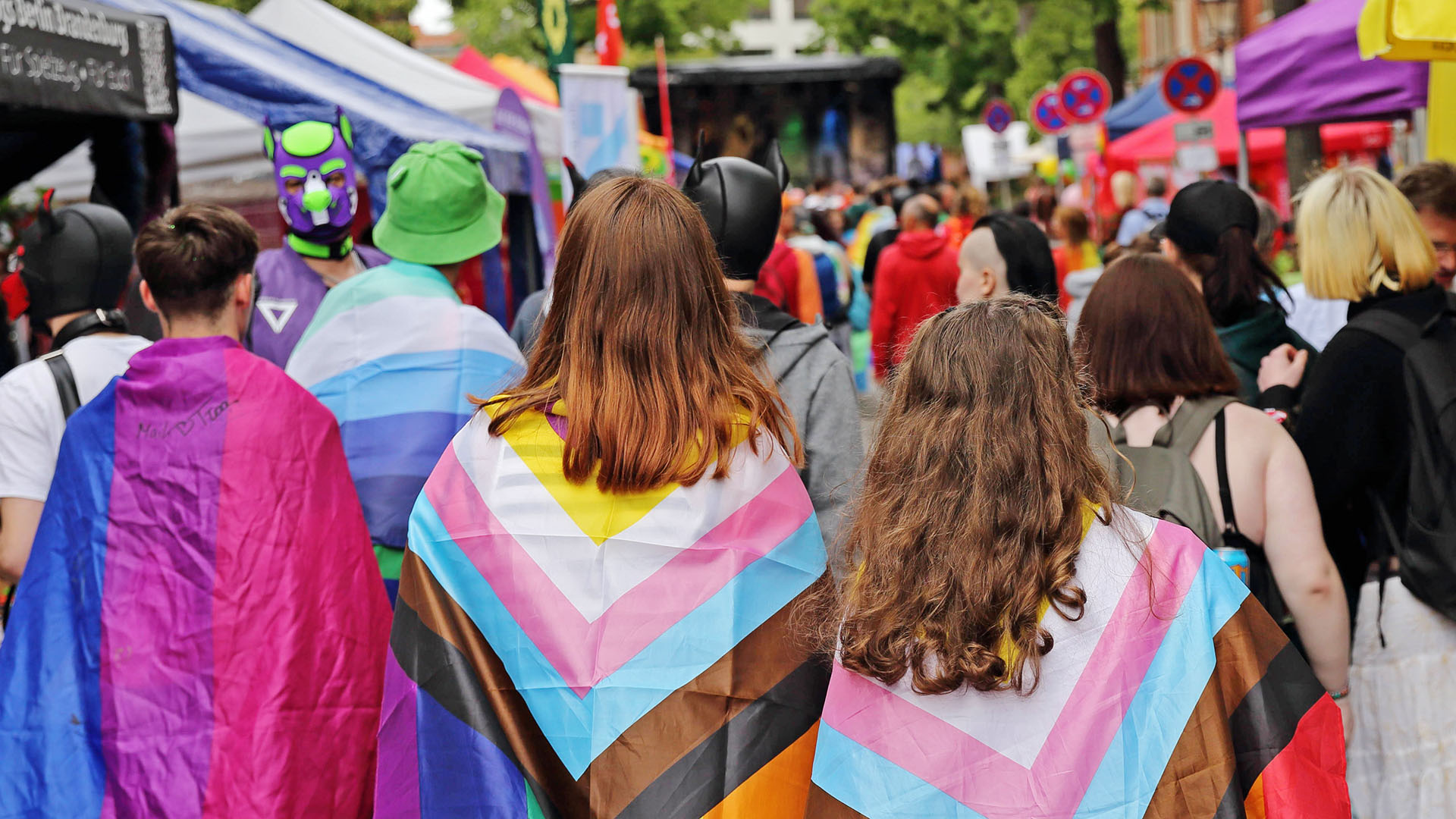 Menschen mit Regenbogenfahnen beim Queensday Straﬂenfest im Holländischen Viertel im Rahmen des Christopher Street Days in Potsdam, 11. Mai 2024.(Quelle:imago images/M.Müller)