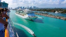 Symbolbild: Kreuzfahrtschiff Jewel Of The Seas in Miami. (Quelle: IMAGO/Inna Talan)