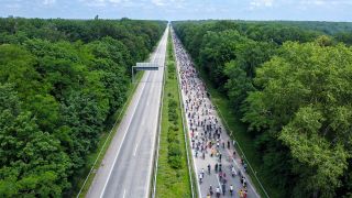 ADFC_Sternfahrt 2024 Deutschland, Berlin am 02.06.2024: Drohnen Aufnahme. Viele tausende Menschen fahren Fahrrad auf der Avus Autobahn A115 vom Wannsee Richtung Berlin. (Quelle:imago images/A.Abboud)