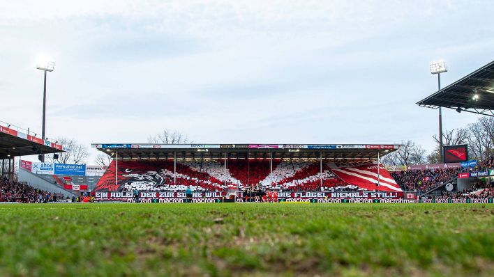 Choreo der Cottbuser Fans vor dem Heimspiel gegen Rot-Weiss Essen (Quelle: IMAGO / Matthias Koch) Choreo der Cottbuser Fans vor dem Heimspiel gegen Rot-Weiss Essen (Quelle: IMAGO / Matthias Koch)