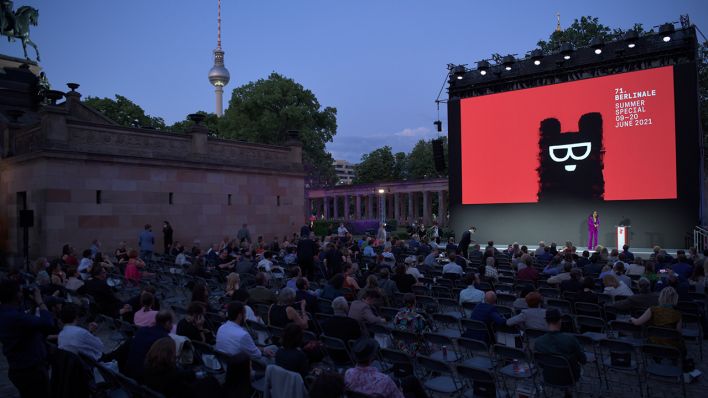 Fernsehmoderatorin Hadnet Tesfai spricht während der Eröffnung des Filmfestivals Berlinale auf der Bühne. (Quelle:dpa/Loos)