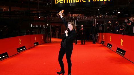 Regisseurin Carla Simón vor dem Berlinale-Palast mit Goldenem Bären (Quelle: dpa/Le Caer)