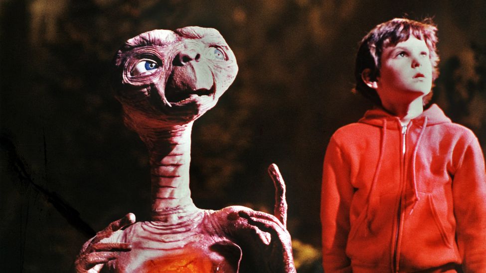 Filmstill:Henry Thomas (r) als "Elliot" und der Außerirdische "E.T." in einer Szene des gleichnamigen Fantasy-Films von Steven Spielberg.(Quelle:dpa/B.Reisfeld)
