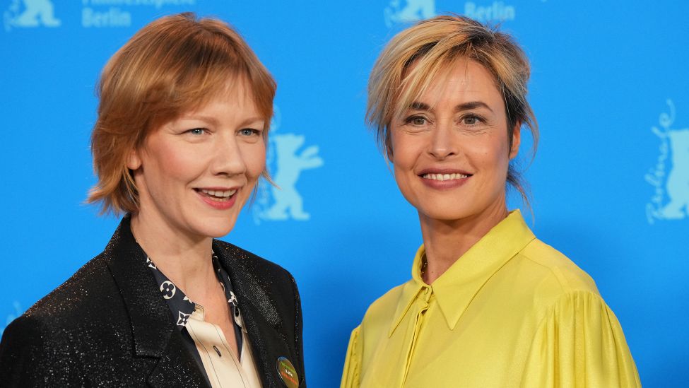 Sandra Hüller (l), Schauspielerin, und Susanne Wolff, Schauspielerin, stehen am 19.02.2023 beim Fototermin zum Film "Sisi & Ich" im Rahmen der Berlinale vor der Fotowand. (Quelle: dpa/Soeren Stache)