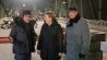 Bundeskanzlerin Angela Merkel (CDU) unterhält sich am 28.11.2014 auf dem Filmset an der Glienicker Brücke in Potsdam (Brandenburg) mit Regisseur Steven Spielberg (l) und Hauptdarsteller Tom Hanks. (Quelle: Bundesregierung/Guido Bergmann)