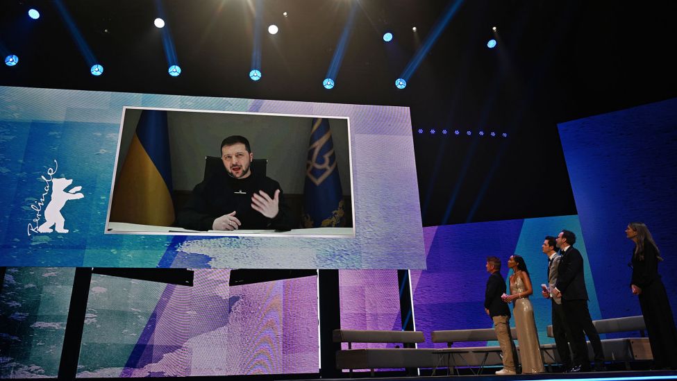 Wolodymyr Selenskyj, Präsident der Ukraine, spricht per Video-Leinwand zu den Besuchern der Eröffnung der Berlinale.(QUelle:dpa/M.SKolimowska)