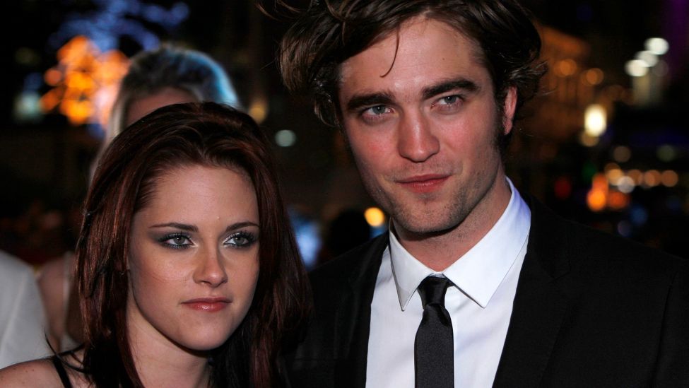 Kirsten Stewart und Robert Pattinson bei der Premiere von "Twilight" am 03.12.2008.(Quelle:dpa/A.Grant)