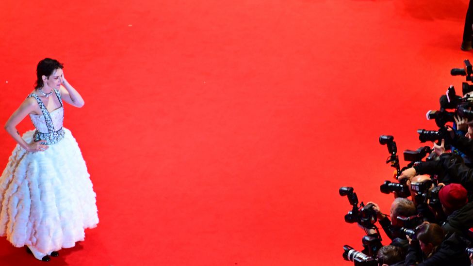 Die US-Schauspielerin Kristen Stewart kommt im weißen Kleid zur Eröffnung der 73. Internationalen Filmfestspiele Berlinale.(Quelle:dpa/S.Stache)