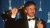Archivbild:Der amerikanische Filmregisseur Steven Spielberg mit seinen beiden Oscars (Bester Film, beste Regie), die er für seinen Holocaustfilm "Schindlers Liste" am 21.3.1994erhalten hat.(Quelle:dpa/Phil Roach/Photoreporters)