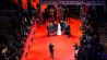 15.02.2024, Berlin: Die Berlinale-Jury steht während der Eröffnung der 74. Berlinale auf dem roten Teppich vor dem Berlinale-Palast. (Quelle: dpa/Soeren Stache)