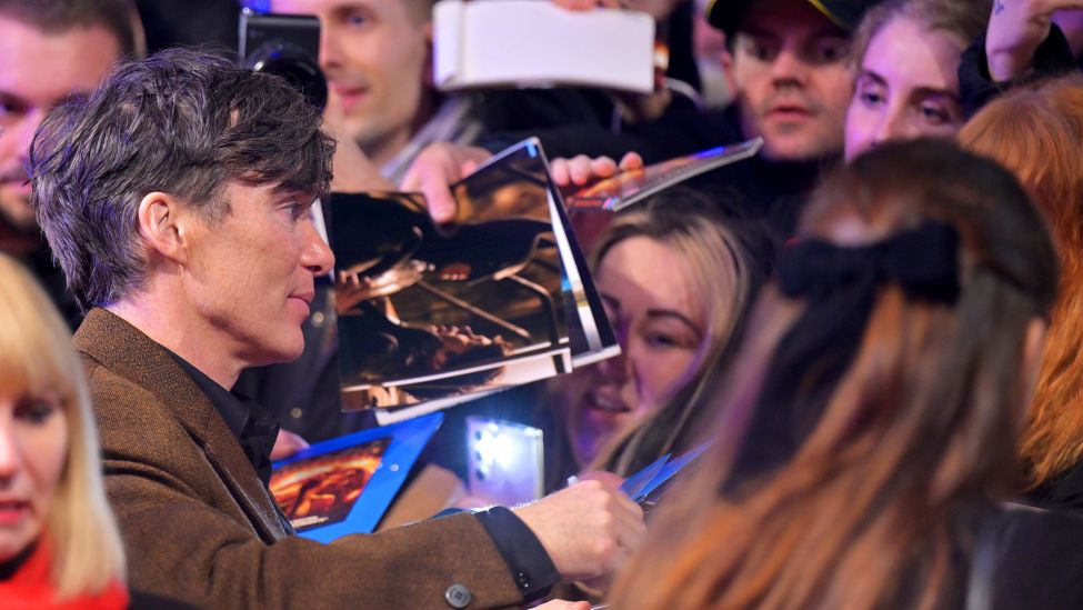 15.02.2024, Berlin: Cillian Murphy, Schauspieler, gibt am Eröffnungsabend der Berlinale Autogramme.(Quelle: dpa/Hannes P Albert)