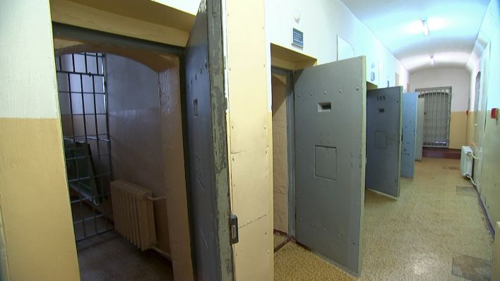 Gang mit fünf dickwandigen Zellentüren in der Gedenk- und Dokumentationsstätte Opfer politischer Gewaltherrschaft in Frankfurt Oder