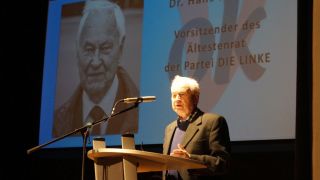 Hans Modrow redet bei den Feierlichkeiten zum 70. Jahrestag der DDR-Gründung