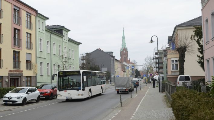 Straße mit Blick auf die Herz-Jesu Kirche im Stadtzentrum von Bernau (Quelle: imago/Bernd Friedel)