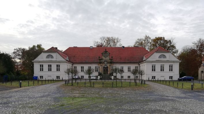 Schloss Diedersdorf bei Seelow mit Parkplatz davor