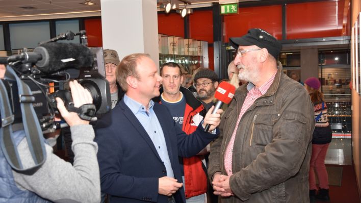 Brandenburg Aktuell Reporter Michel Nowak spricht mit einem Gast beim Tag der offenen Tür im rbb-Studio Frankfurt (Oder)