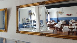 Blick in einen Spiegel mit leeren Stühlen und Tischen im leeren Speisesaal im Hotel zur Oder in Frankfurt