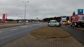 Polnische Beamte bereiten am Grenzübergang Hohenwutzen Kontrollen vor.