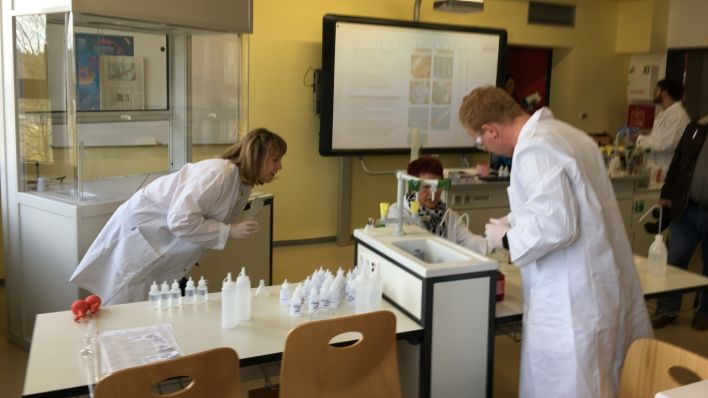 Bernauer Schule stellt Desinfektionsmittel her. Drei Lehrer im Chemielabor.