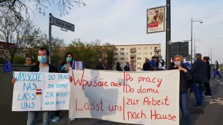 Mit einem Transparent protestieren Menschen an der Frankfurter Stadtbrücke gegen die Grenzregelungen von Polen.